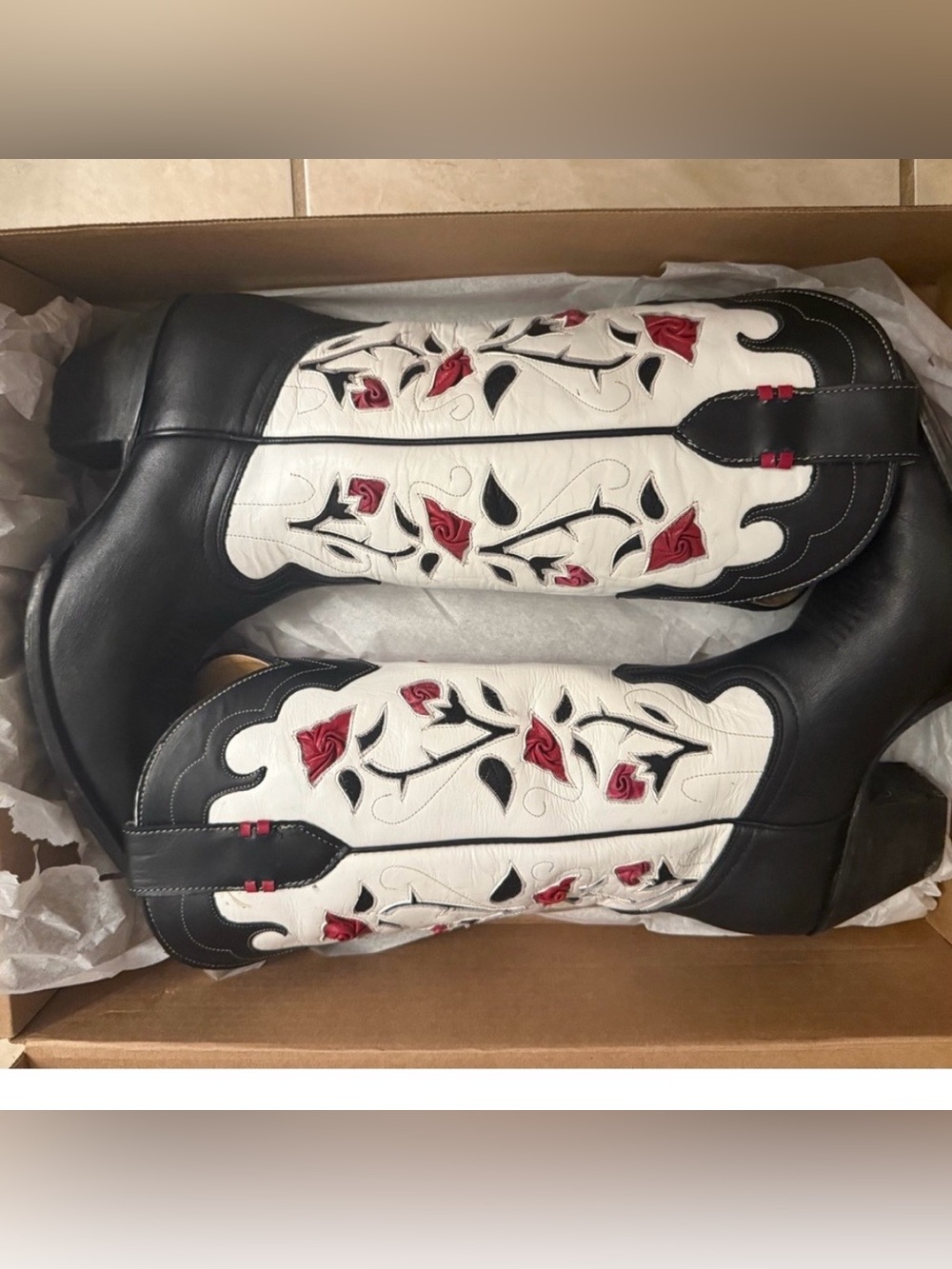 Idyllwind rosey Black & White Western Boots leather with Red roses snip toe